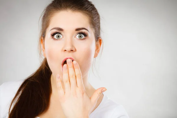 Потрясенная удивленная женщина, закрывающая рот руками — стоковое фото