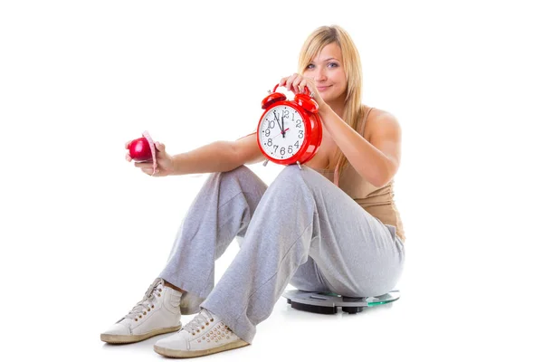 Frau hält Apfel, Maßband und Uhr in der Hand — Stockfoto