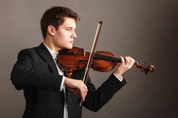 우아하게 바이올린을 연주하는 남자 — 스톡 사진