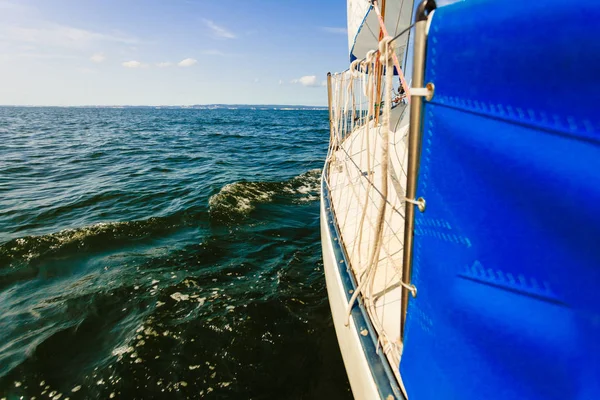 Yachting op zeilboot tijdens zonnig weer — Stockfoto