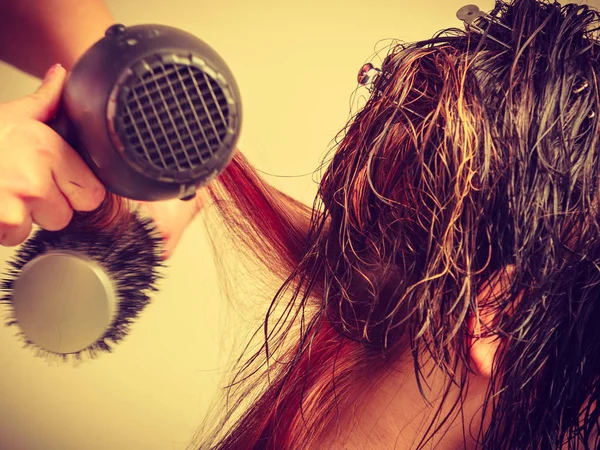 Coiffeur séchage cheveux féminins foncés en utilisant un sèche-cheveux professionnel — Photo