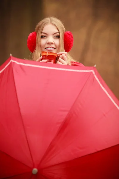 Menina no parque com guarda-chuva . — Fotografia de Stock