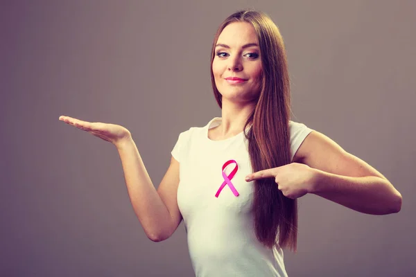 Žena růžové rakoviny pásu na hrudi drží otevřené dlaně — Stock fotografie