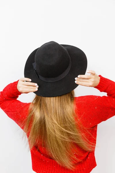 Donna capelli lunghi marroni con cappello nero, vista posteriore — Foto Stock