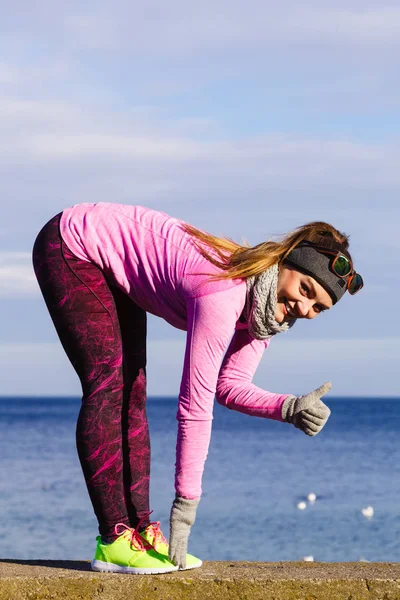 Žena fitness sportovní dívka trénink venku v chladném počasí — Stock fotografie