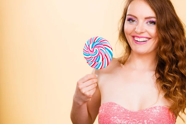 Woman holding colorful lollipop candy in hand. — Stock Photo, Image