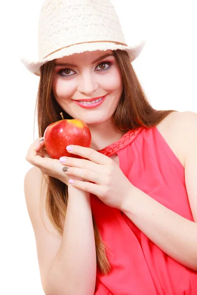 Mulher chapéu de verão maquiagem colorida detém fruta de maçã — Fotografia de Stock