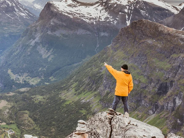 Tourist Mann auf Dalsnibba Aussichtspunkt Norwegen — Stockfoto