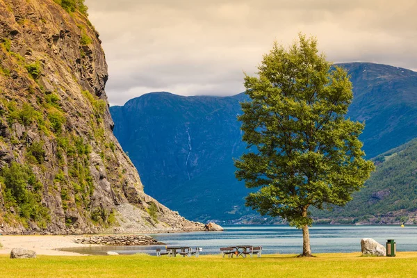 Piknikový stůl lokality a lavičky u fjordu v Norsku, — Stock fotografie