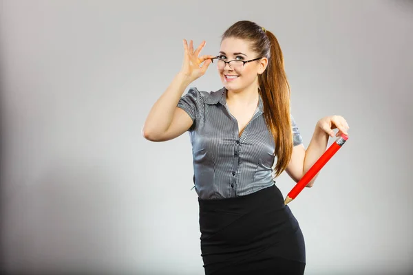 Professor olhando mulher elegante segurando grande lápis — Fotografia de Stock