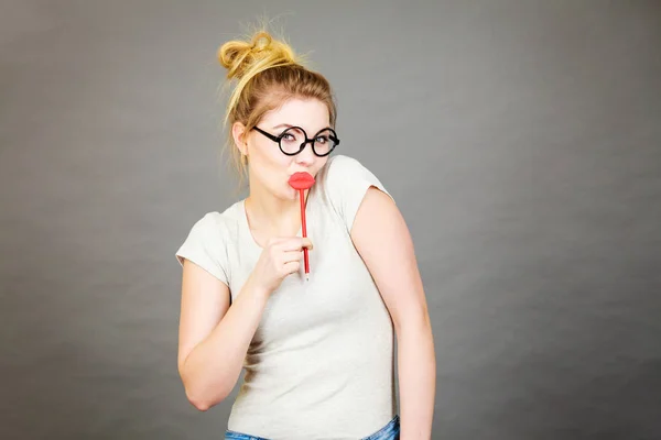 Gelukkige vrouw met valse lippen op stick — Stockfoto