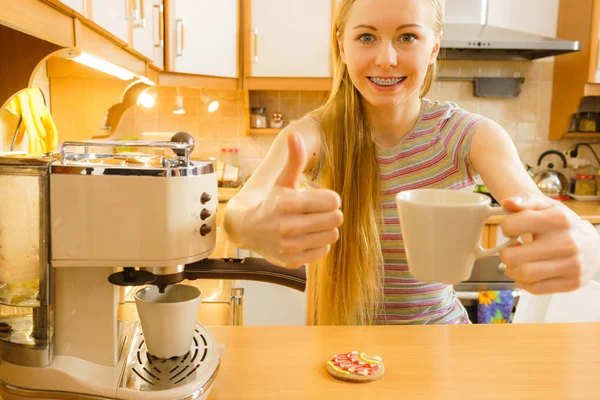 Femme dans la cuisine faisant du café à partir de la machine — Photo