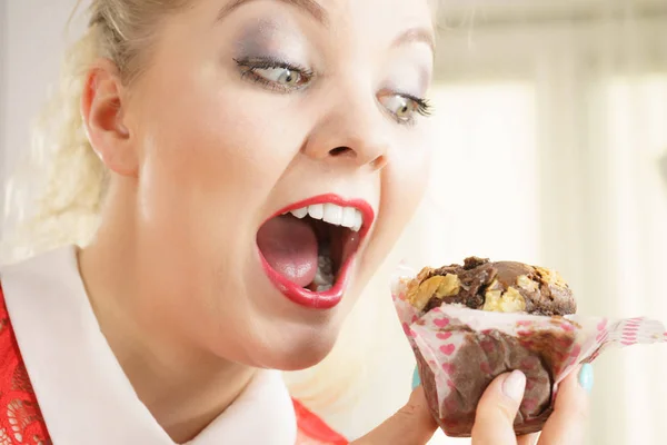 Attractive woman holds cake in hand — Stock Photo, Image