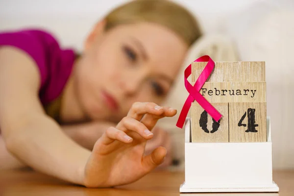 女人在床上，在日历上的世界乳腺癌癌症日 — 图库照片