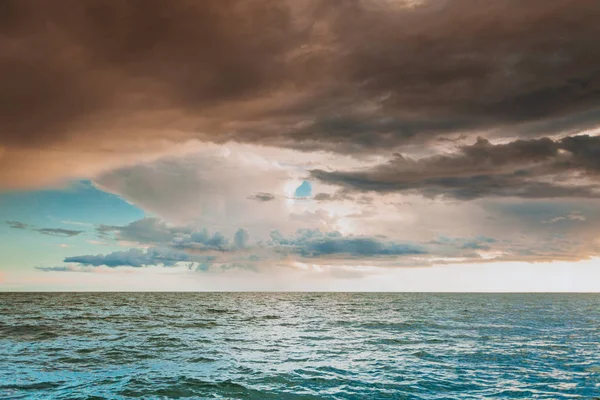 Okyanus Denizi güzel gün batımı — Stok fotoğraf