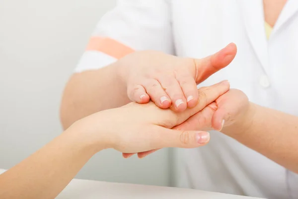 Vrouw krijgen hand massage bij beauty salon — Stockfoto
