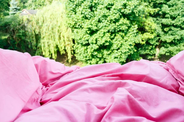 Dettagliato primo piano di biancheria da letto trapunta rosa — Foto Stock