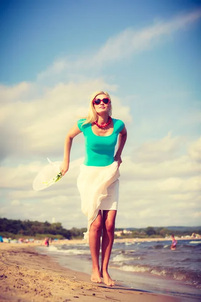 Привлекательная женщина на пляже. — стоковое фото