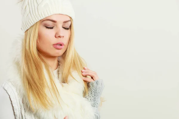 Mulher vestindo roupas quentes de inverno — Fotografia de Stock