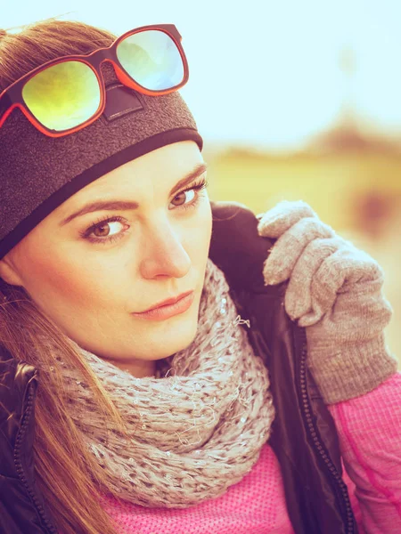 Fitness flicka klädd varma sportiga kläder i kall dag — Stockfoto