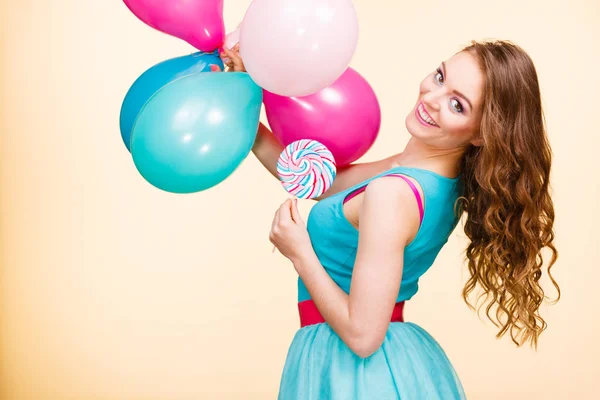 Frau mit bunten Luftballons und Lutscher — Stockfoto