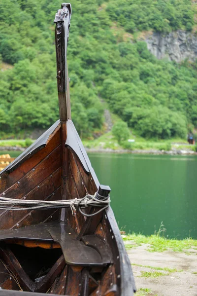 Stará dřevěná vikingská loď v norské přírodě — Stock fotografie