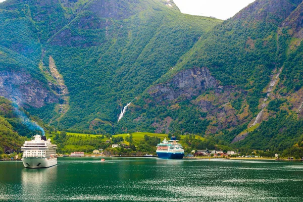 Statek wycieczkowy na fiord Sognefjord w Norwegii Flam — Zdjęcie stockowe