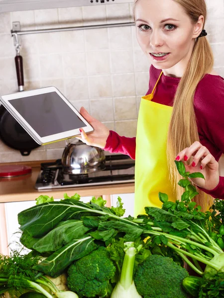 Kobieta o zielone warzywa, myśląc o gotowaniu — Zdjęcie stockowe