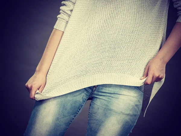 Mujer irreconocible vistiendo jersey demasiado grande — Foto de Stock