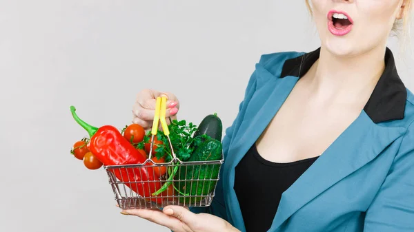 Mulher segura cesta de compras com legumes — Fotografia de Stock