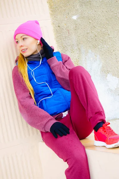 Mujer usando ropa deportiva cálida relajante después de hacer ejercicio —  Fotos de Stock