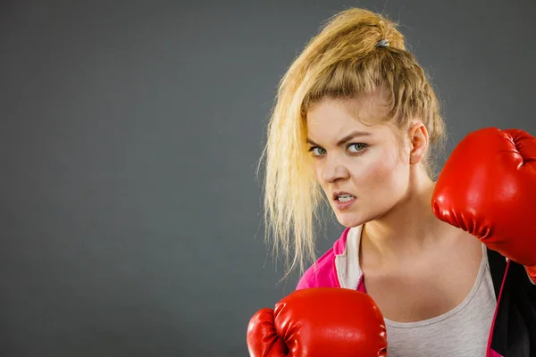 Mujer enojada usando guantes de boxeo —  Fotos de Stock