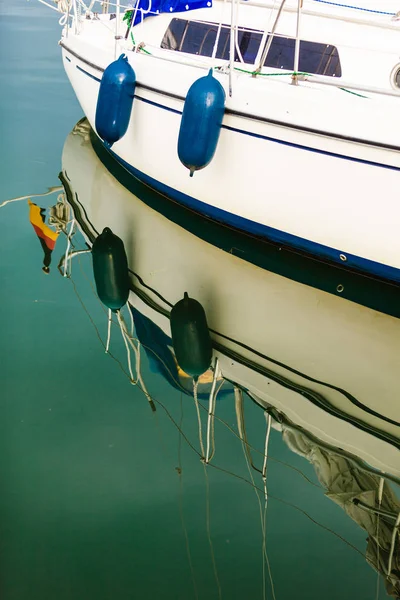 Deporte yate lado del barco reflejándose en el agua —  Fotos de Stock