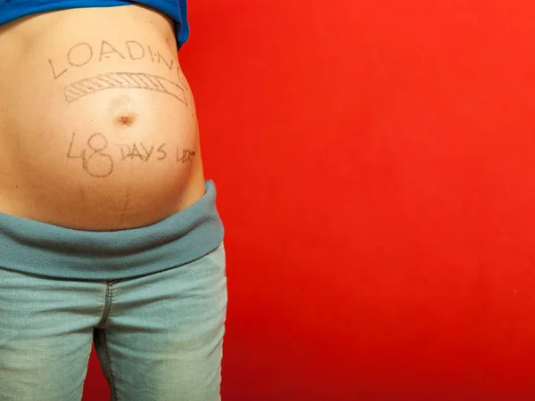 Kobieta w ciąży brzuch z rysunkami — Zdjęcie stockowe