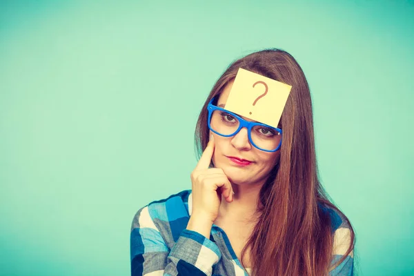 Thinking woman with big eyeglasses and light bulb — Stock Photo, Image