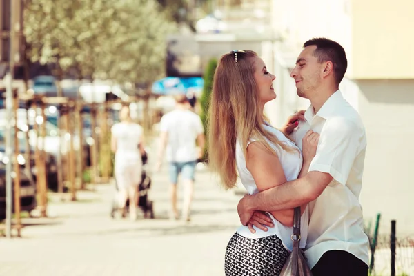 Pareja feliz caminando en la ciudad disfrutando del romance —  Fotos de Stock