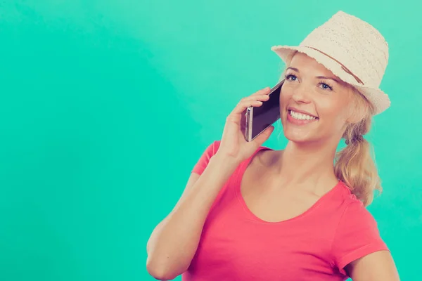 Mujer turista con sombrero de sol hablando por teléfono —  Fotos de Stock