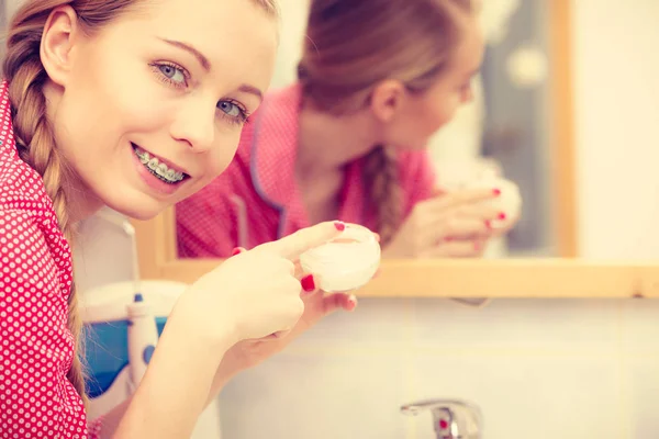 Mujer aplicando crema hidratante para la piel. Cáscara . —  Fotos de Stock