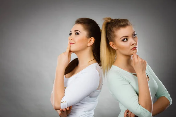 Duas mulheres a pensar em algo. — Fotografia de Stock