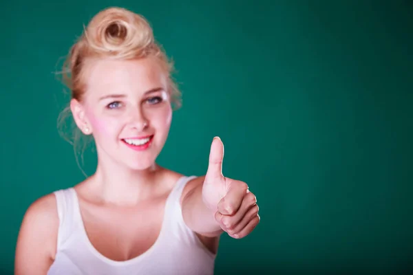 Sorrindo pinup menina mostrando polegar para cima — Fotografia de Stock