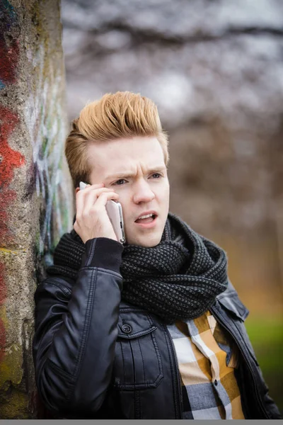 Hombre hablando en el teléfono móvil al aire libre —  Fotos de Stock