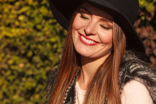 Retrato de mujer de belleza en sombrero — Foto de Stock