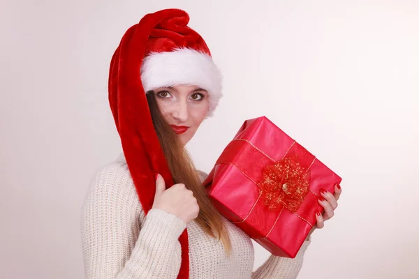 Donna curiosa con regalo . — Foto Stock