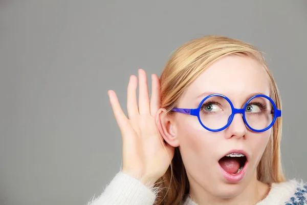 Frau hört aufmerksam zu, die Hand nah am Ohr — Stockfoto