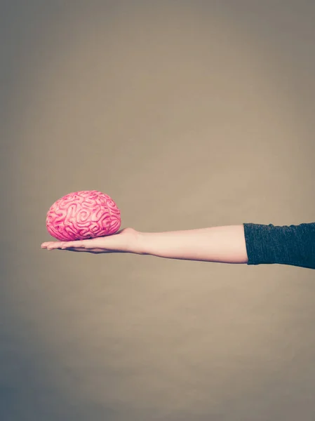 Mujer sosteniendo la mano cerebro —  Fotos de Stock