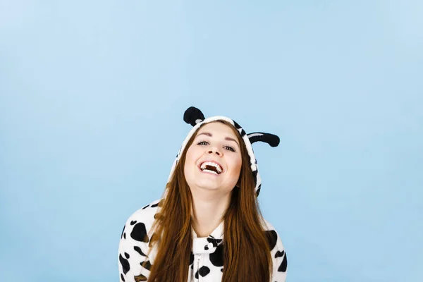 Mujer vistiendo pijamas de dibujos animados sonriendo —  Fotos de Stock