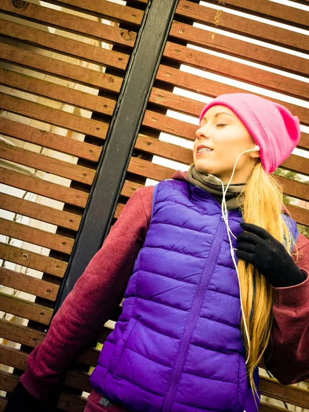 Mujer usando ropa deportiva cálida relajante después de hacer ejercicio — Foto de Stock