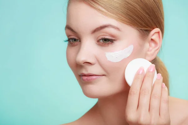 Mujer quitando maquillaje con crema y almohadilla de algodón —  Fotos de Stock