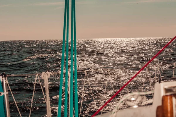 Żeglarstwo na łodzi żaglowej podczas słonecznej pogody — Zdjęcie stockowe