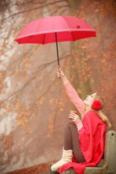 Girl in autumn park enjoying hot drink — Stock Photo, Image